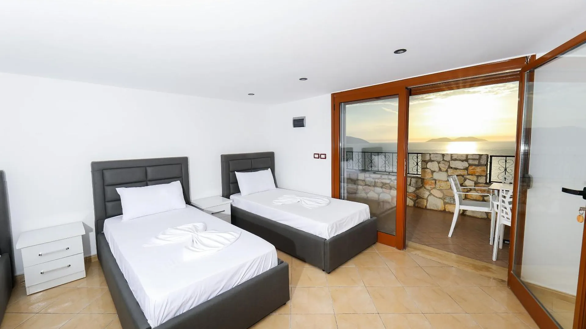 Vila Dena Vlorë 0*,