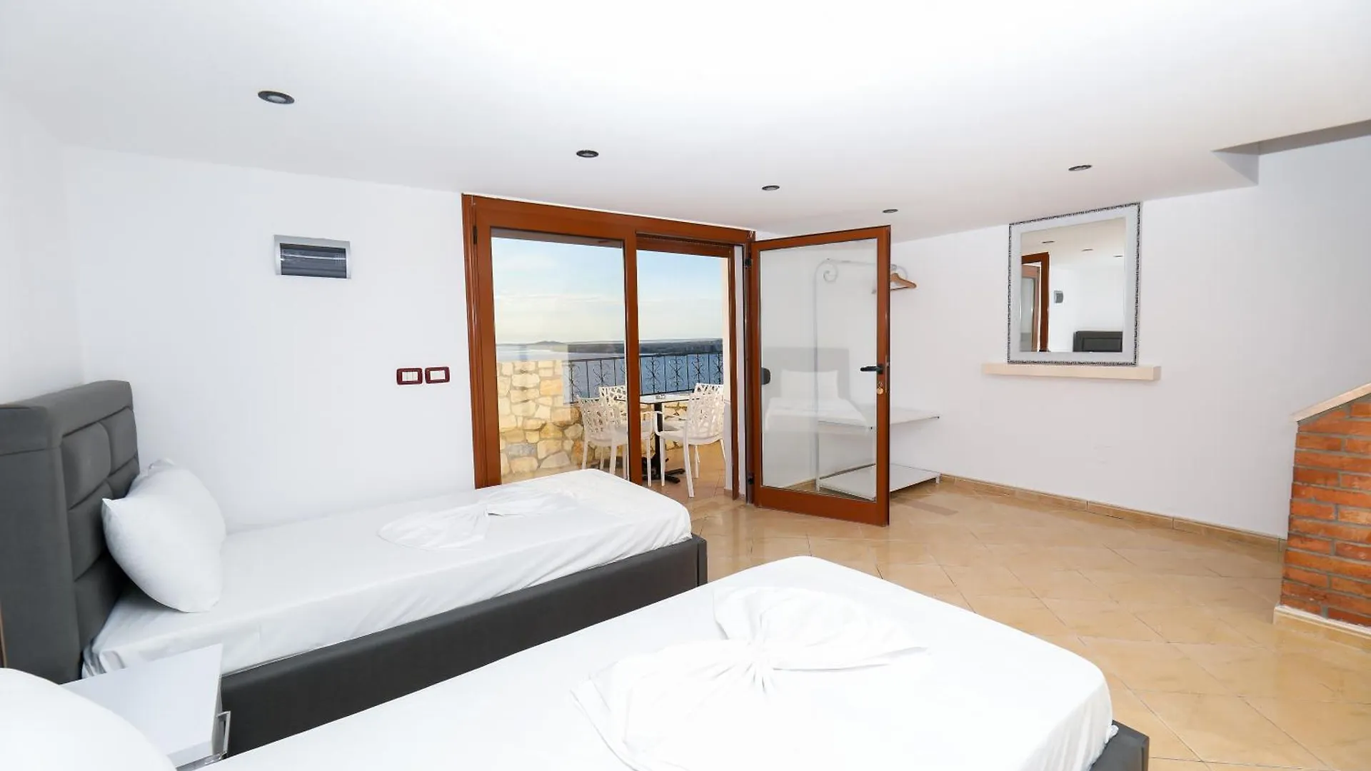 Vila Dena Vlorë 0*,