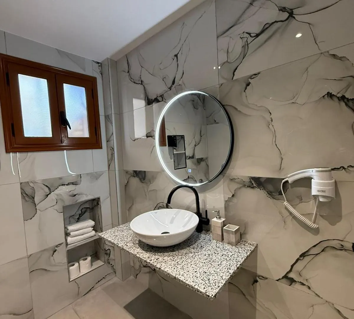 Vila Dena Vlorë 0*,